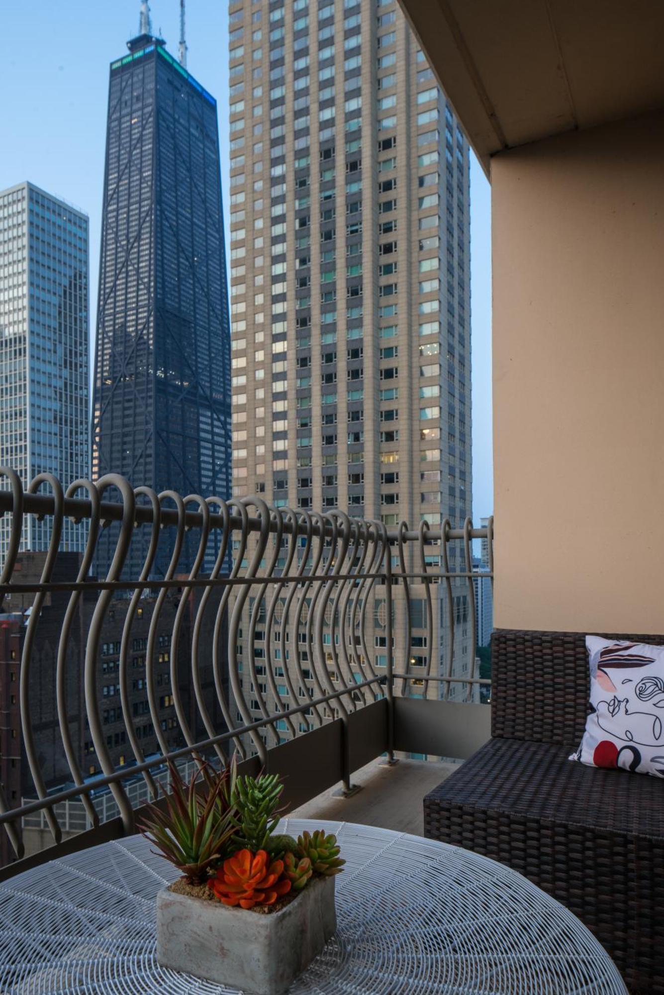 The Bernardin Gold Coast Luxury Apartments Near Magnificent Mile Chicago Bagian luar foto